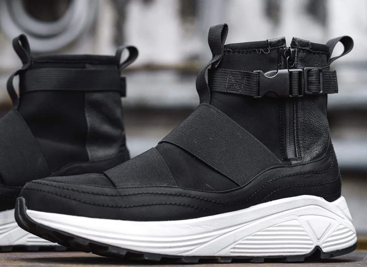 Final Wave prototype with buckle strap, zip and white Vibram sole